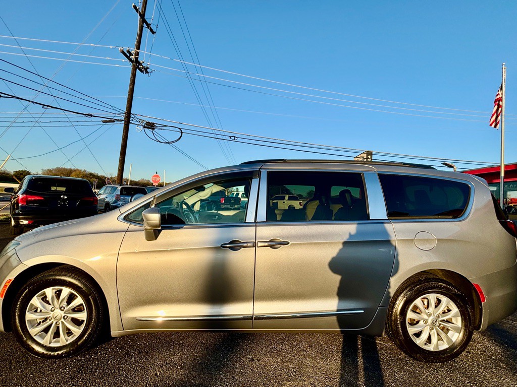 2017 Chrysler Pacifica Image 3