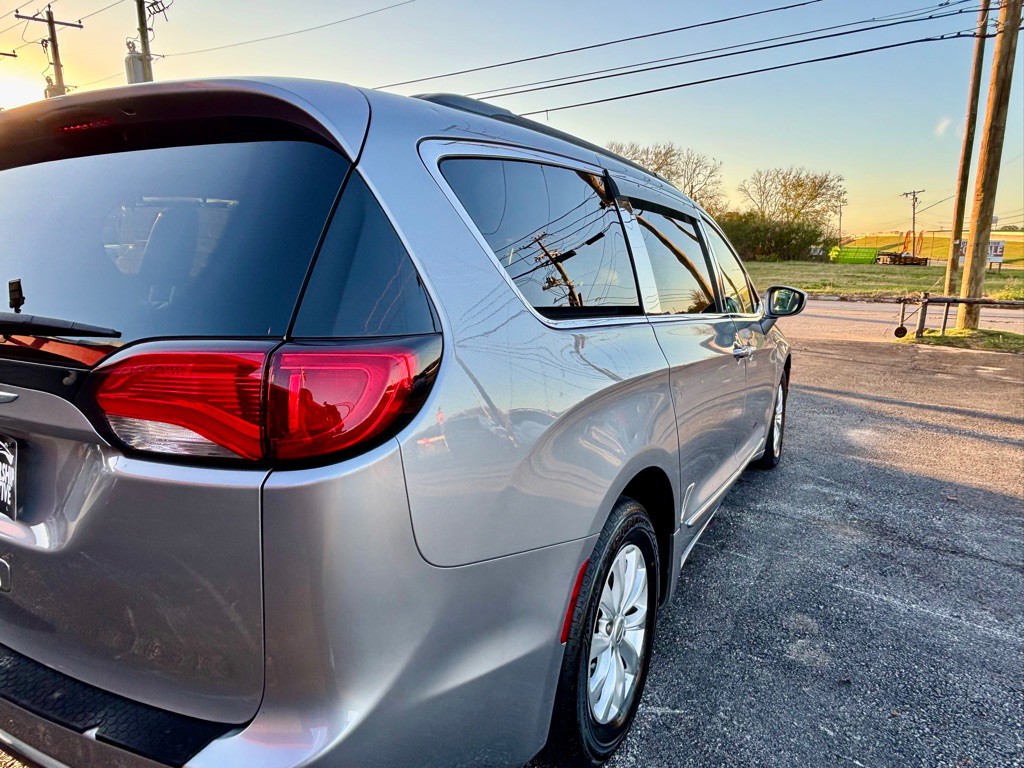 2017 Chrysler Pacifica Image 6