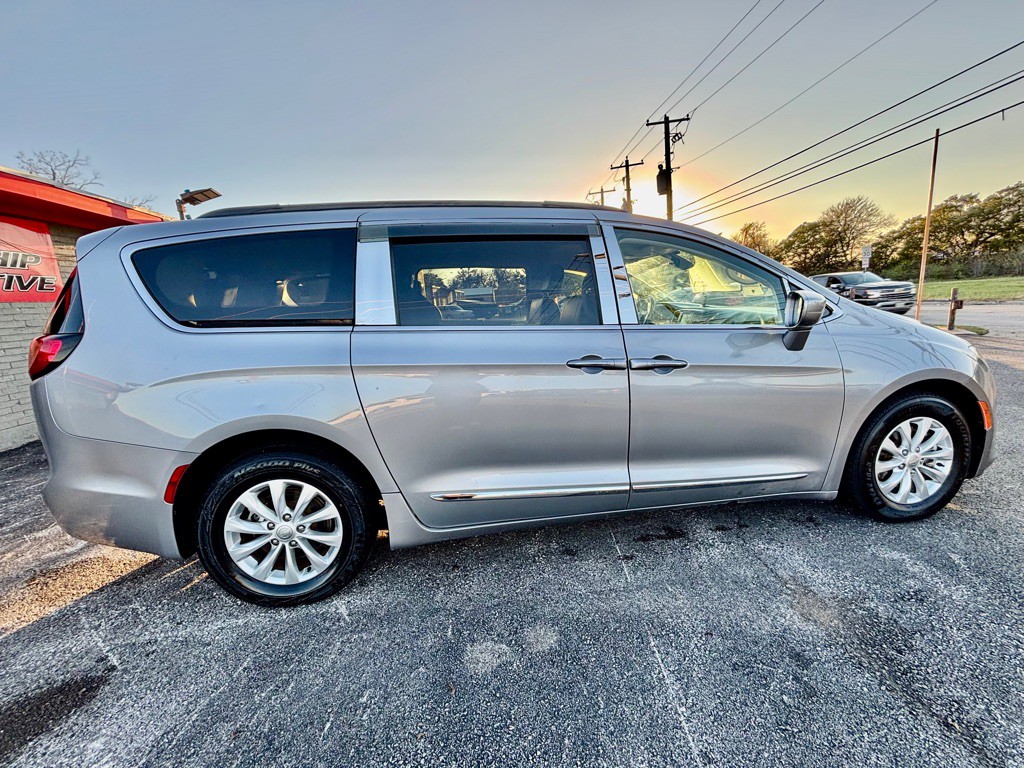 2017 Chrysler Pacifica Image 7