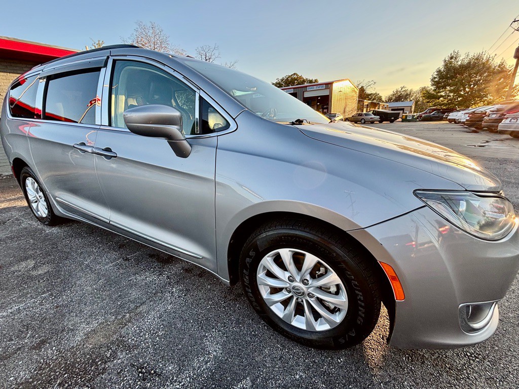 2017 Chrysler Pacifica Image 8
