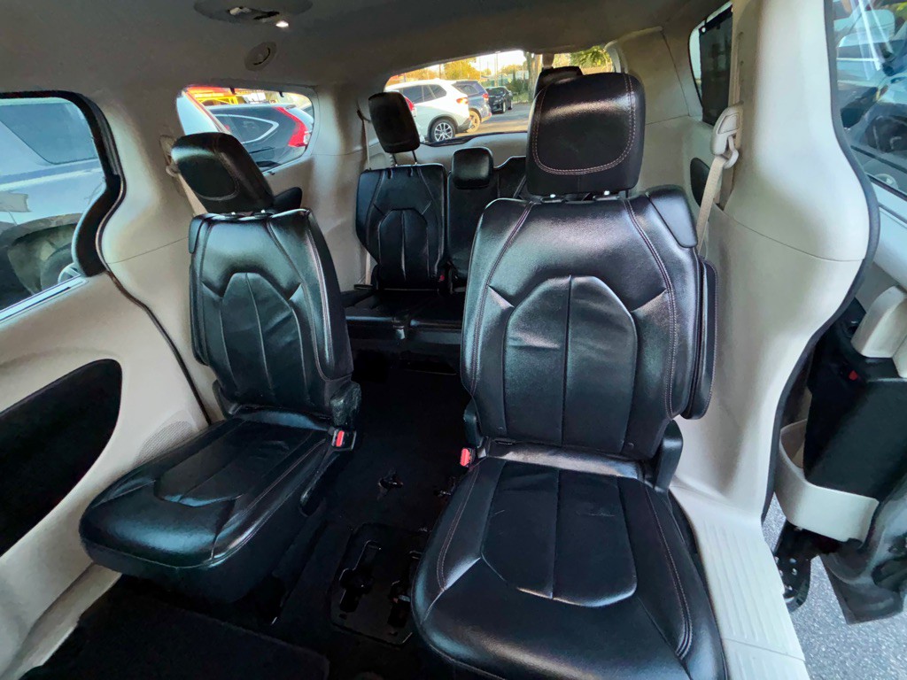 2017 Chrysler Pacifica Image 15