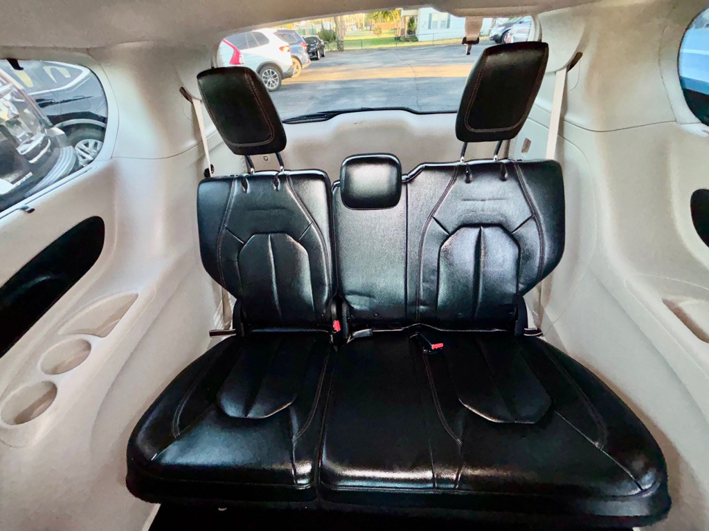 2017 Chrysler Pacifica Image 16