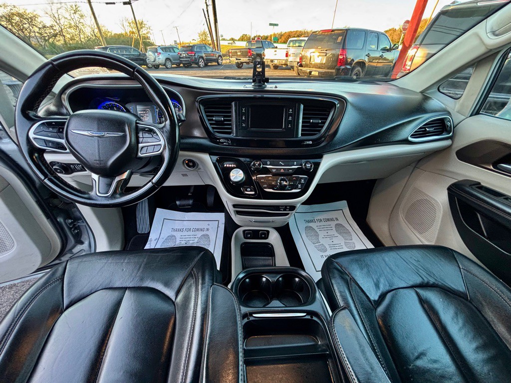 2017 Chrysler Pacifica Image 18