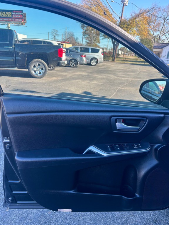 2017 Toyota Camry Image 9