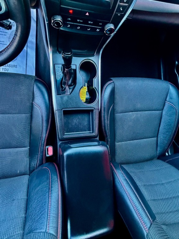 2017 Toyota Camry Image 16