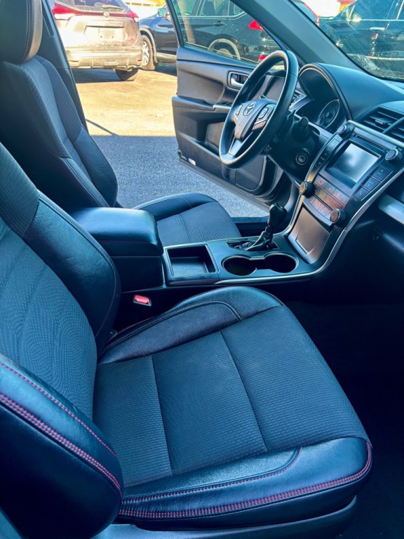 2017 Toyota Camry Image 17