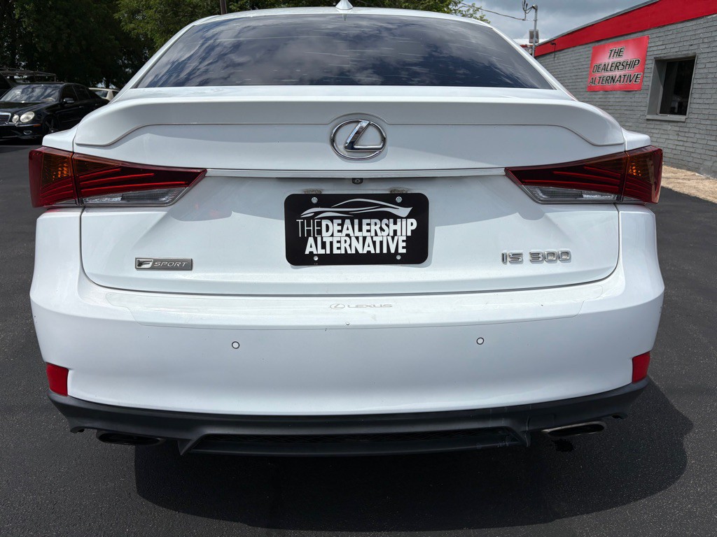2018 Lexus IS Image 5