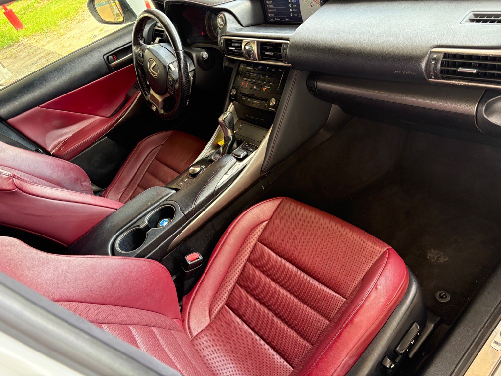 2018 Lexus IS Image 10