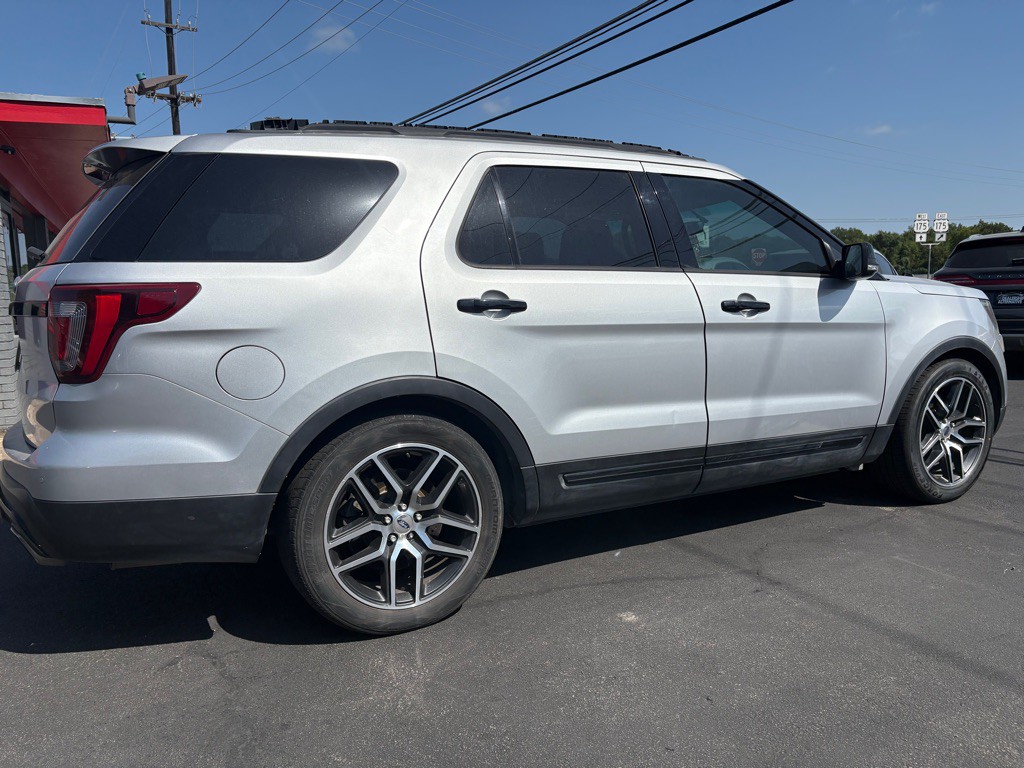 2017 Ford Explorer Image 8