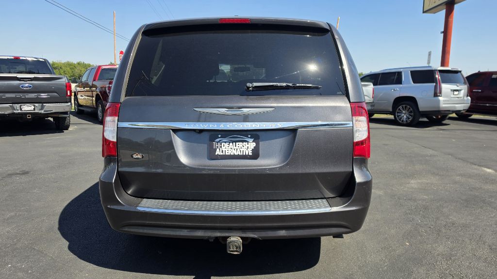 2014 Chrysler Town & Country Image 2
