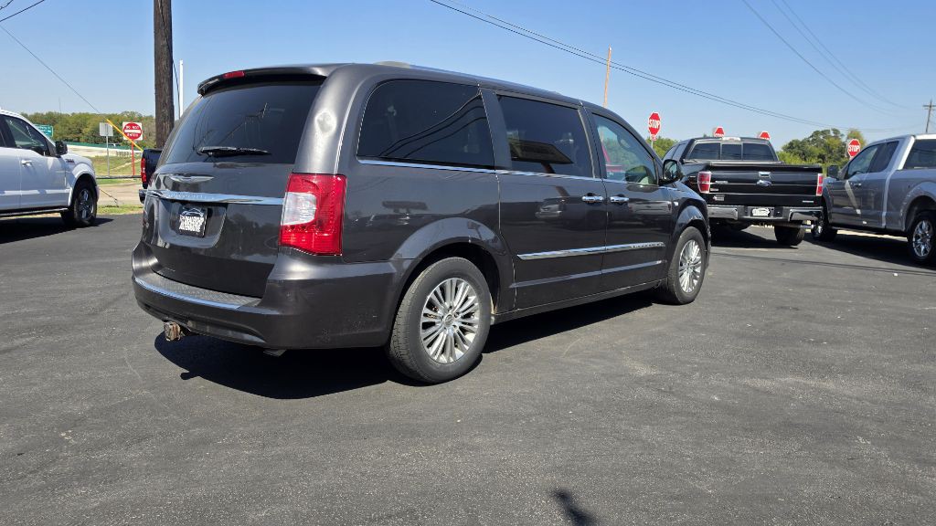2014 Chrysler Town & Country Image 3
