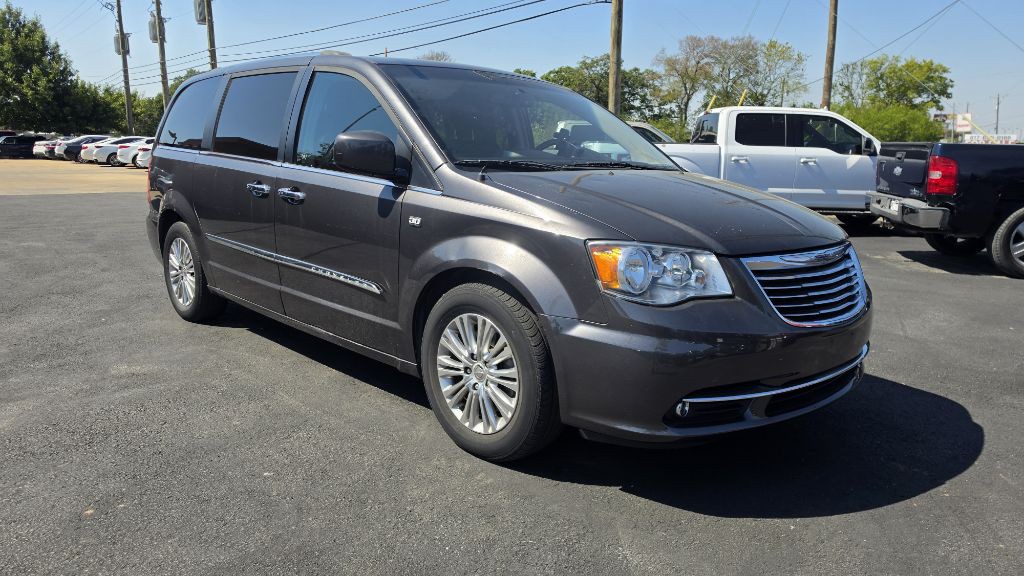 2014 Chrysler Town & Country Image 4