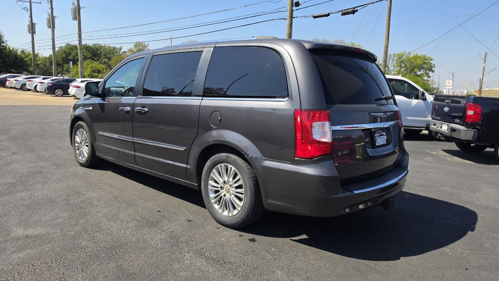 2014 Chrysler Town & Country Image 5