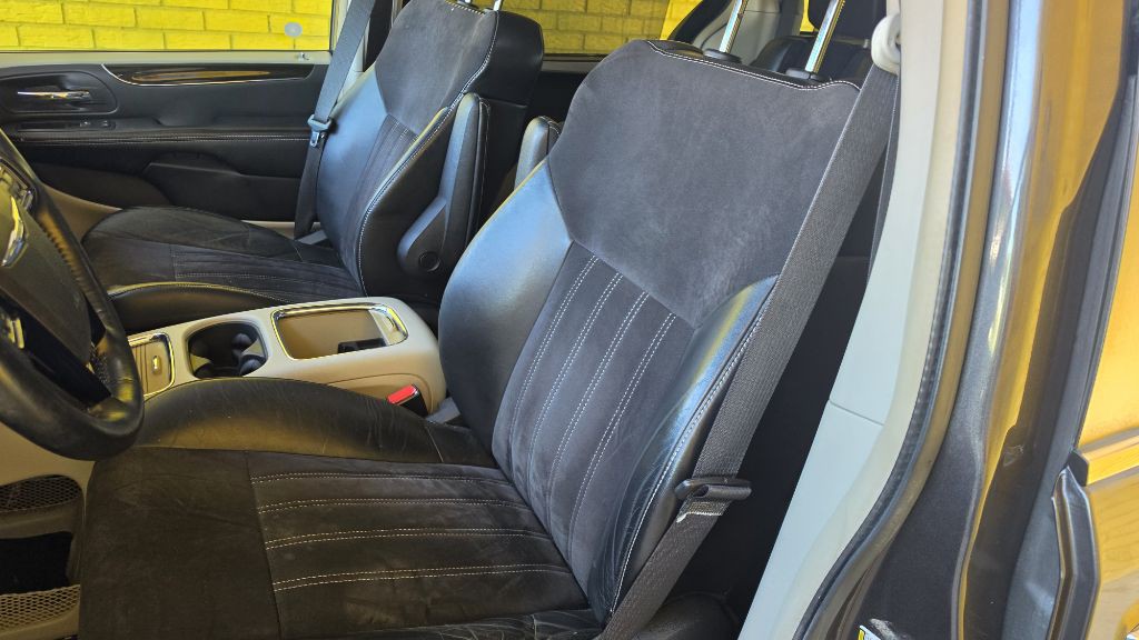 2014 Chrysler Town & Country Image 11