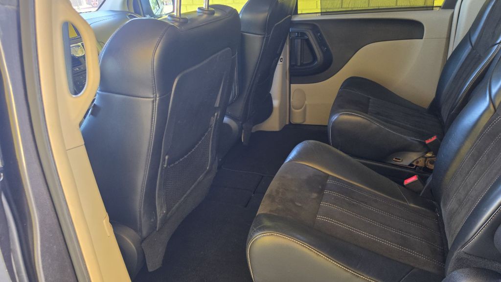 2014 Chrysler Town & Country Image 12