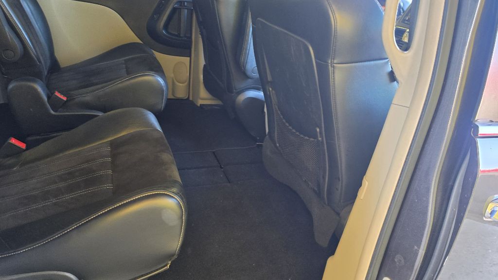 2014 Chrysler Town & Country Image 15