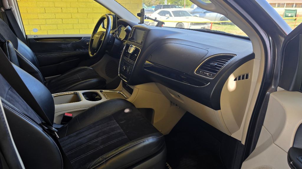 2014 Chrysler Town & Country Image 18