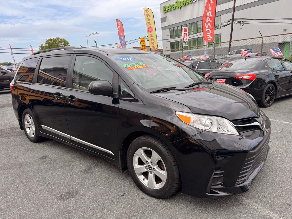 2018 Toyota Sienna Image 1