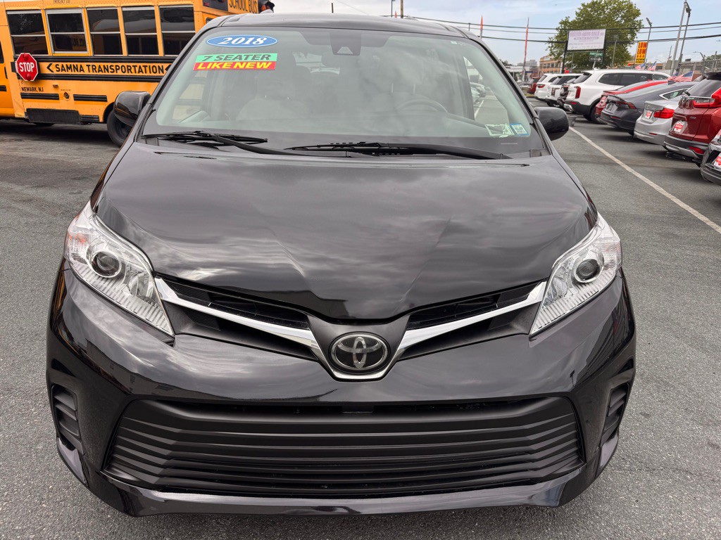 2018 Toyota Sienna Image 2