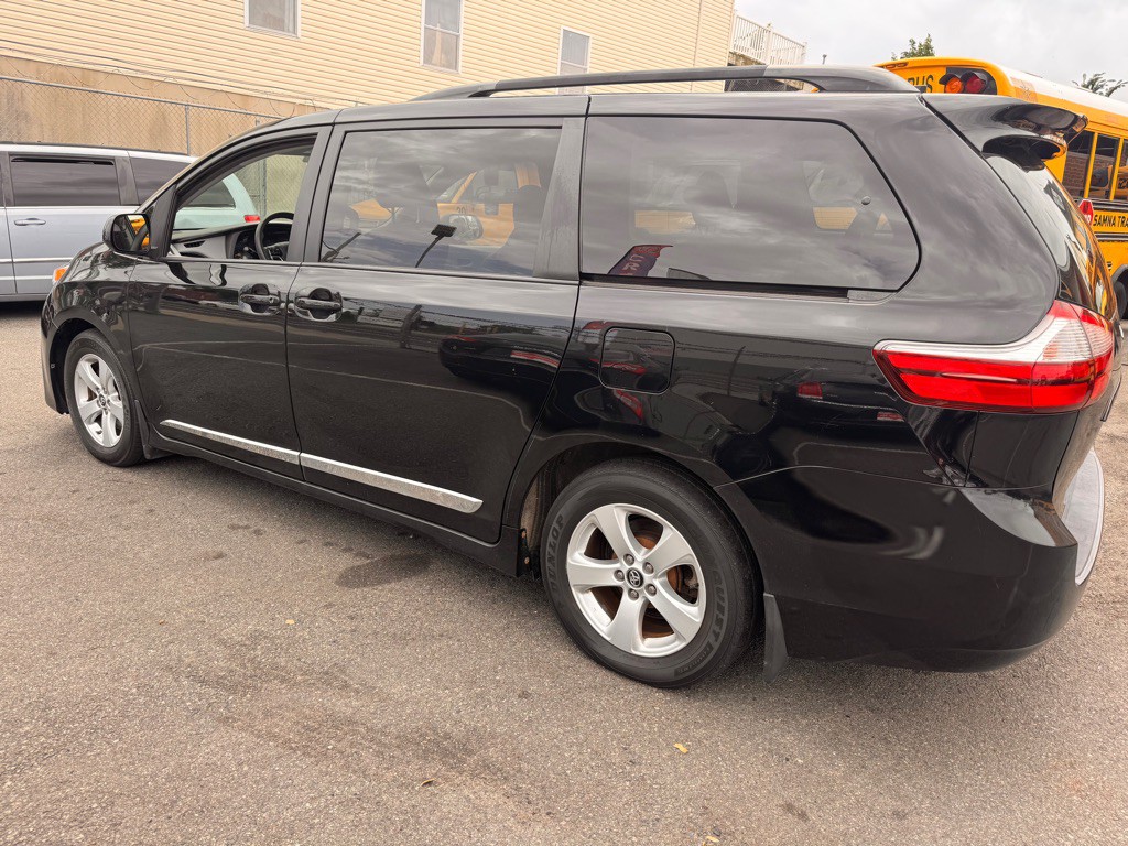 2018 Toyota Sienna Image 4