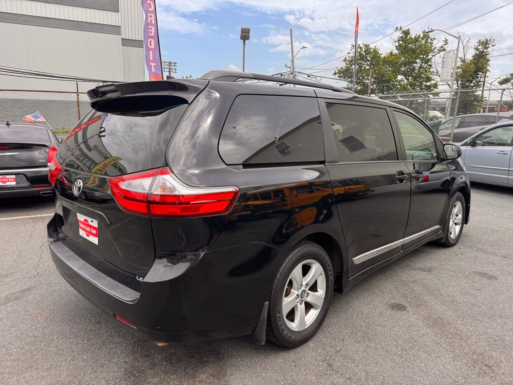 2018 Toyota Sienna Image 6