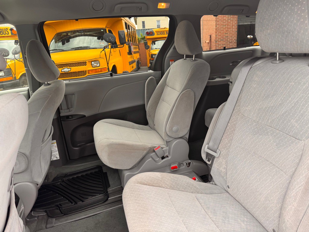 2018 Toyota Sienna Image 12