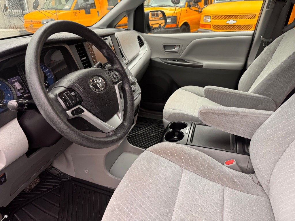 2018 Toyota Sienna Image 16