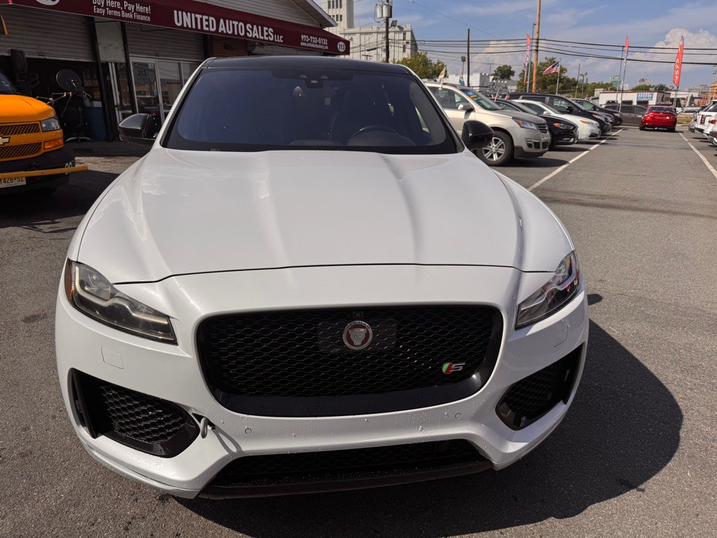 2017 Jaguar F-PACE Image 2