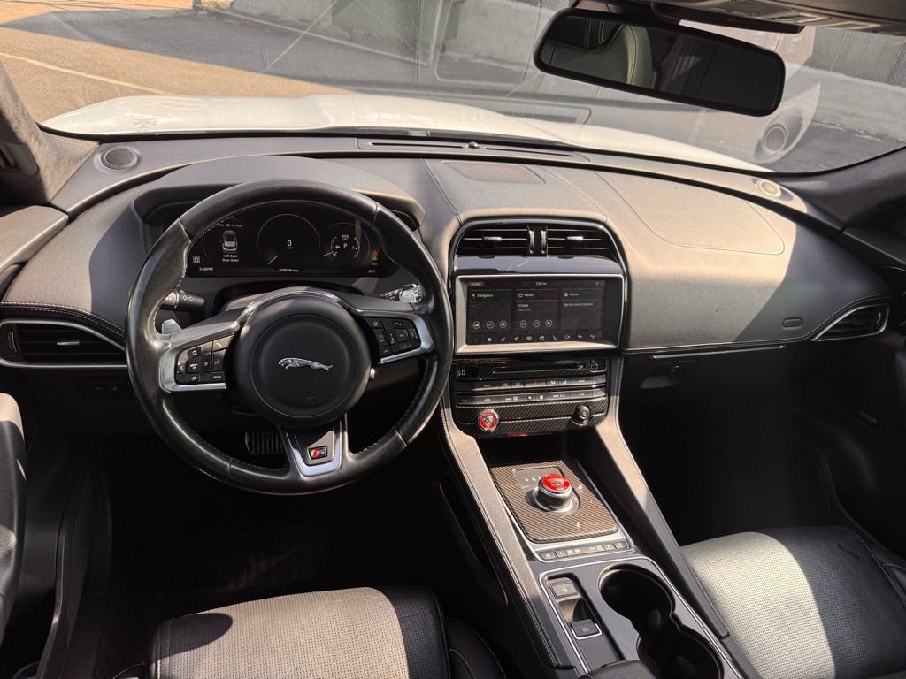 2017 Jaguar F-PACE Image 11