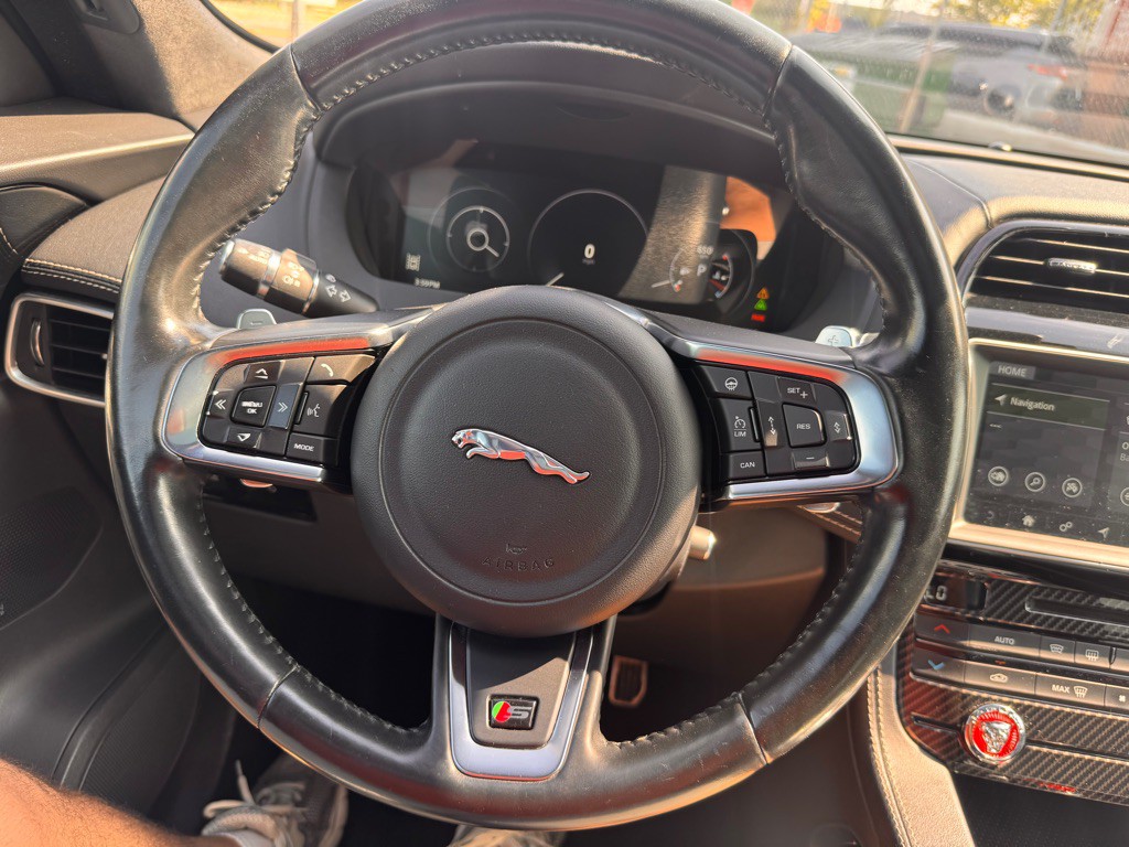 2017 Jaguar F-PACE Image 17