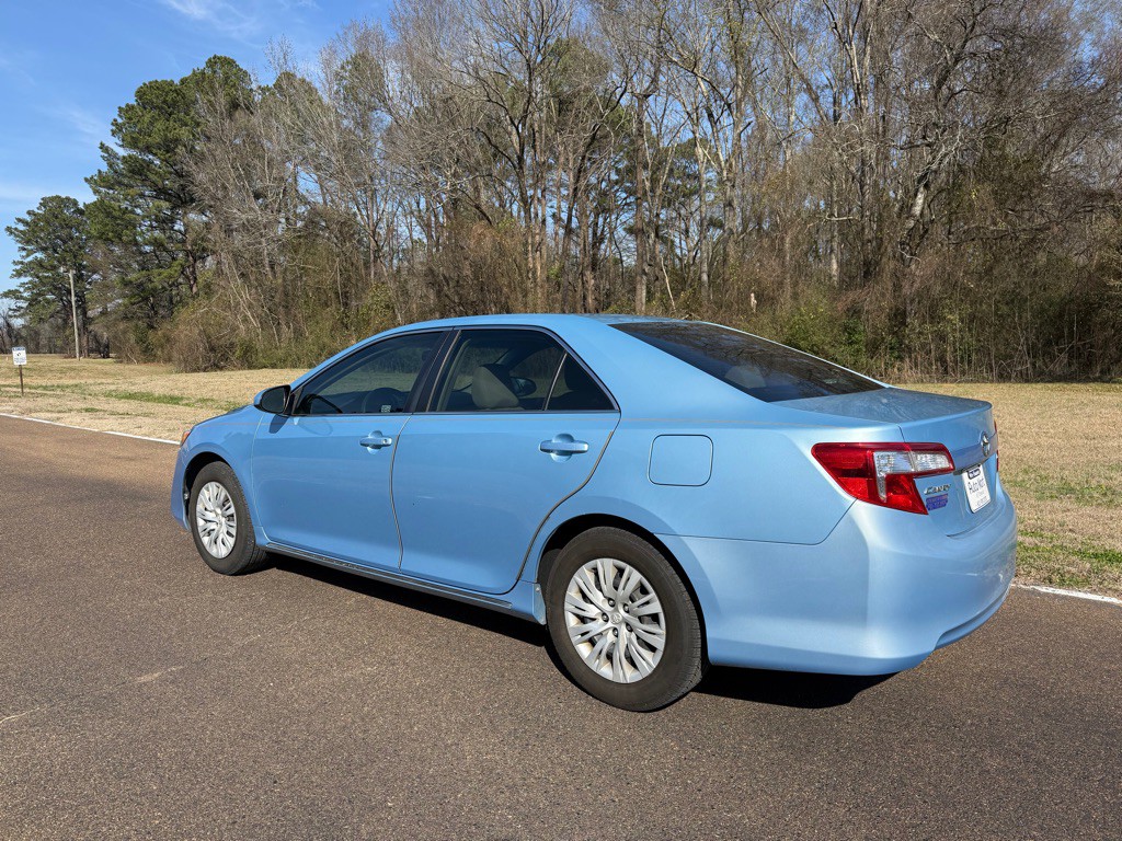 2012 Toyota Camry Image 2