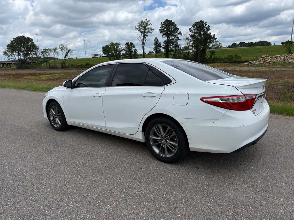 2017 Toyota Camry Image 2