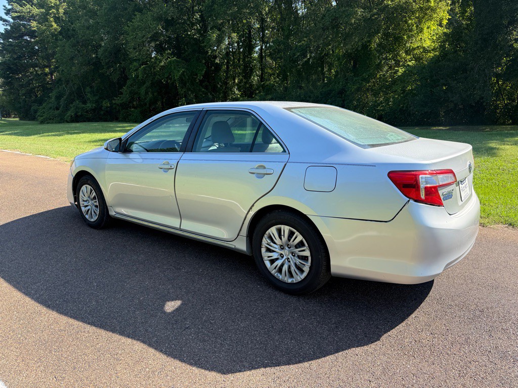 2012 Toyota Camry Image 2
