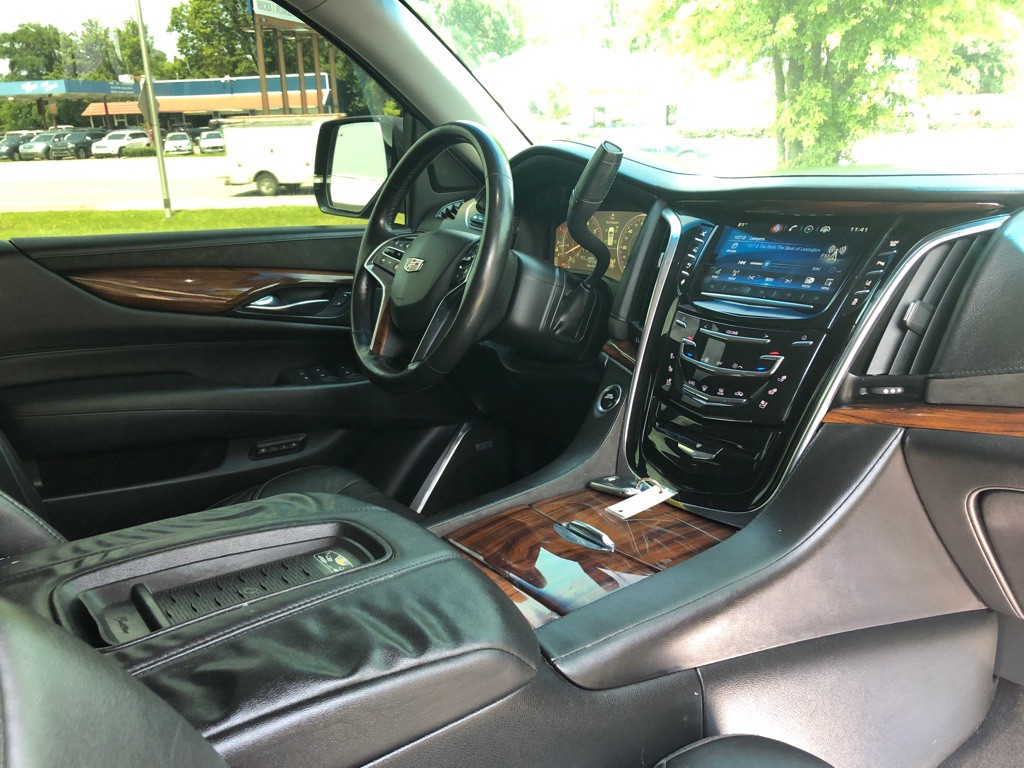 2015 Cadillac Escalade Image 17