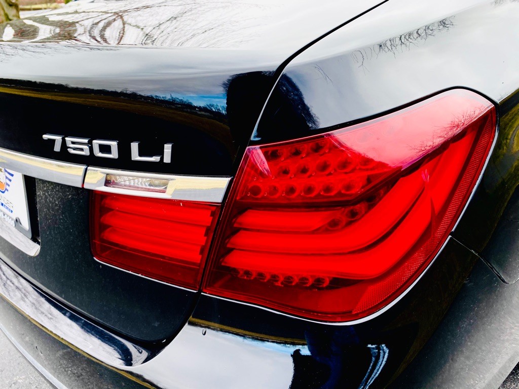 2013 BMW 7 Series Image 9