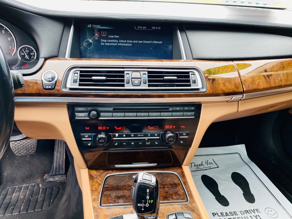 2013 BMW 7 Series Image 23