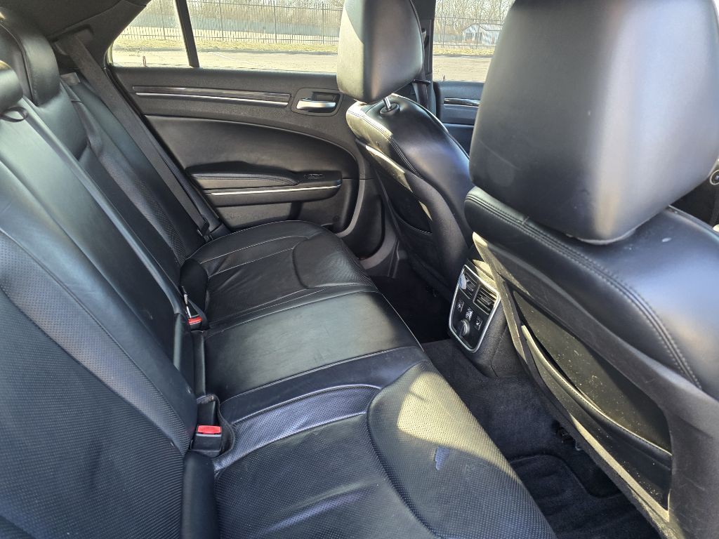 2014 Chrysler 300 Image 10