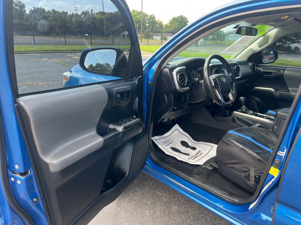 2016 Toyota Tacoma Image 16