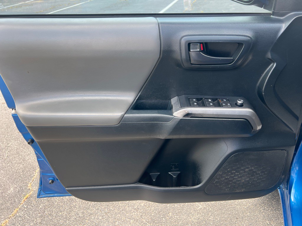 2016 Toyota Tacoma Image 17