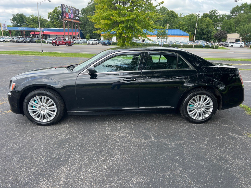 2014 Chrysler 300 Image 4