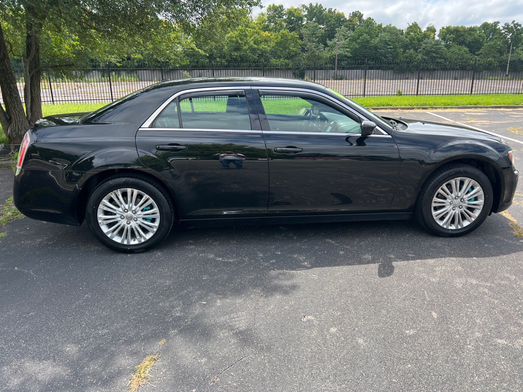 2014 Chrysler 300 Image 8