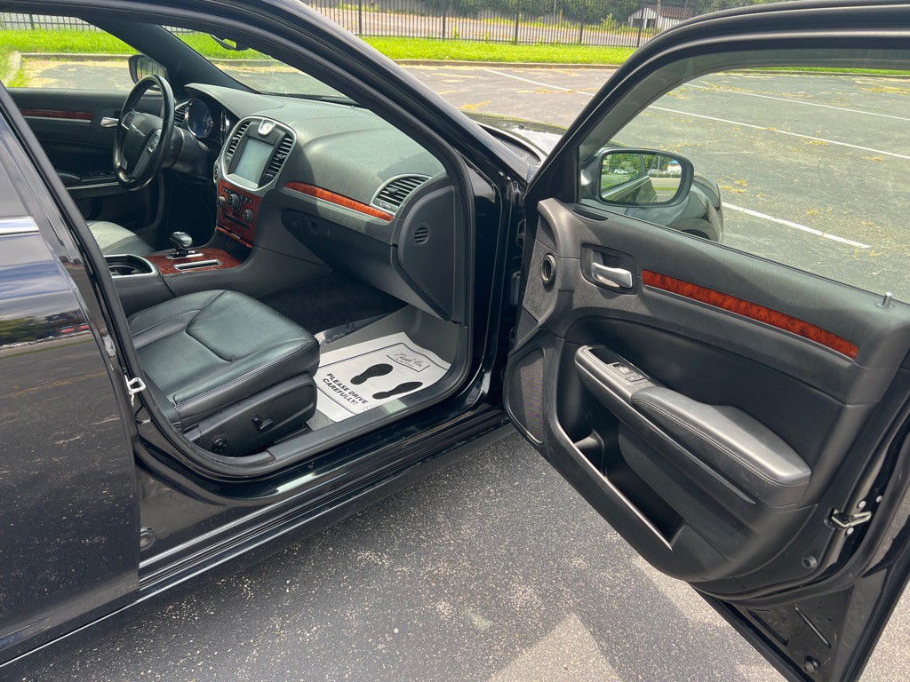2014 Chrysler 300 Image 9