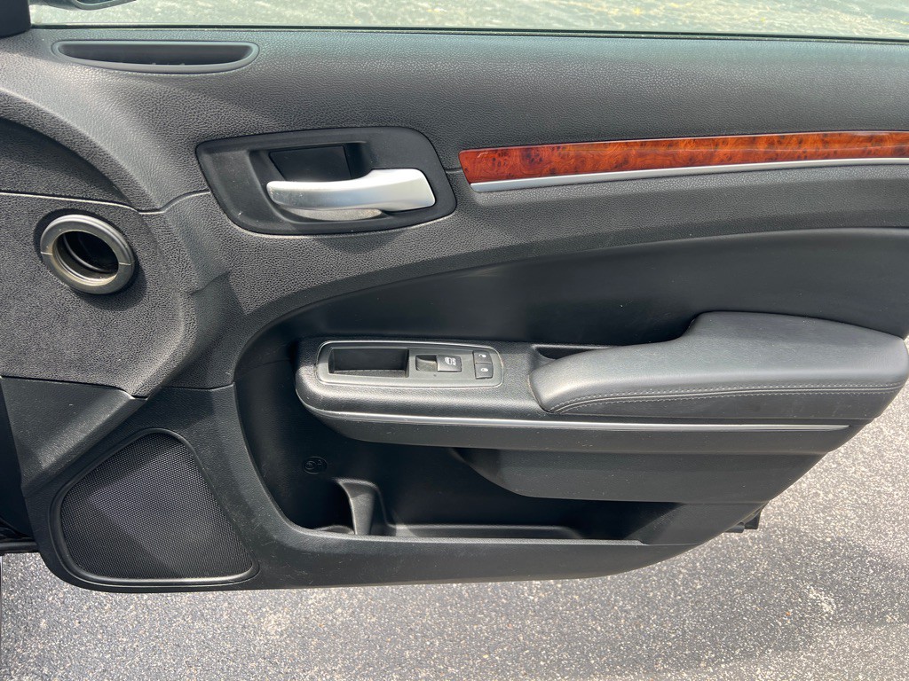 2014 Chrysler 300 Image 10