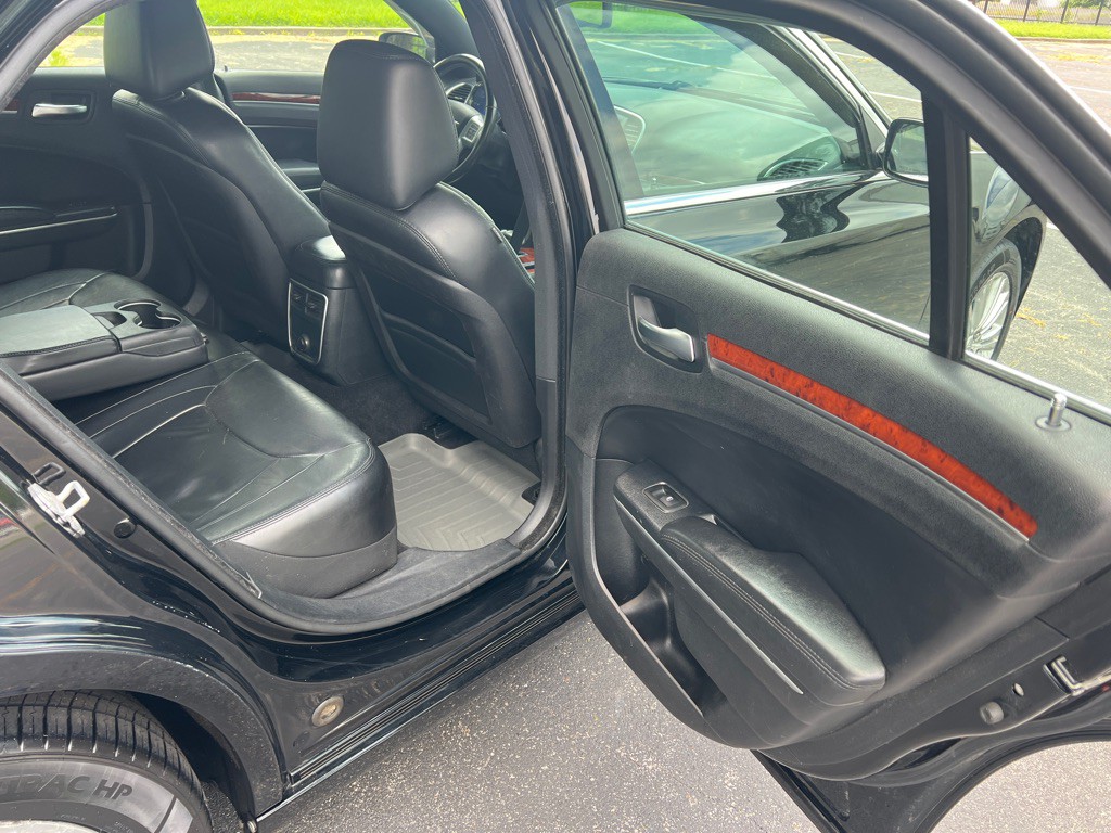 2014 Chrysler 300 Image 11