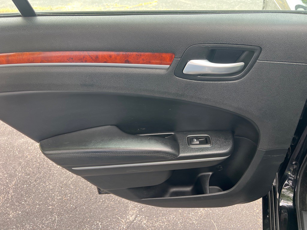 2014 Chrysler 300 Image 16