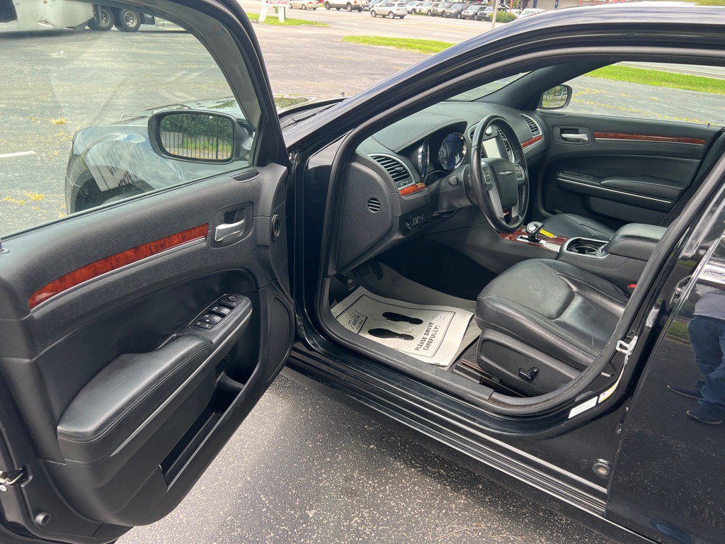 2014 Chrysler 300 Image 17