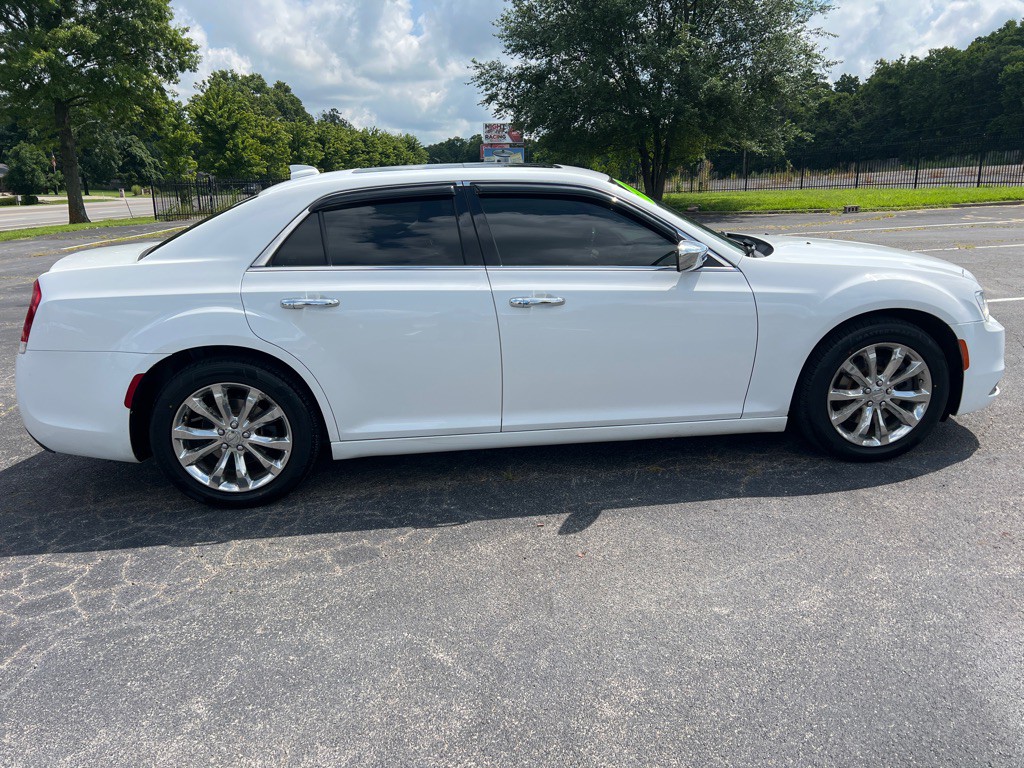 2016 Chrysler 300 Image 8