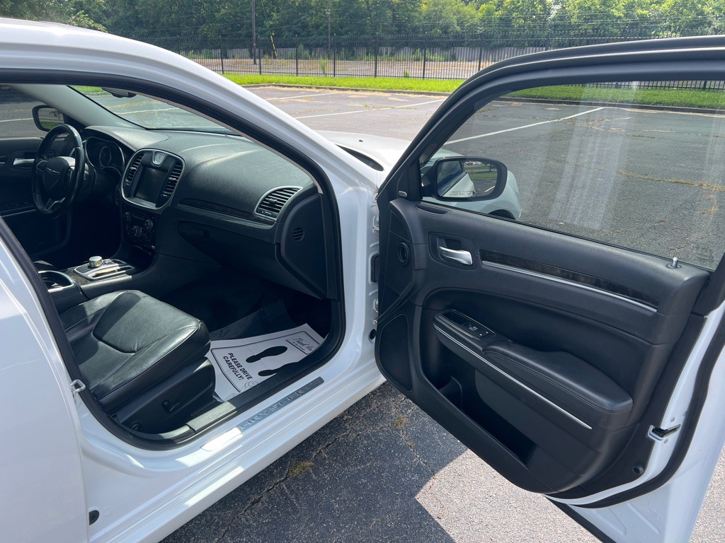 2016 Chrysler 300 Image 9