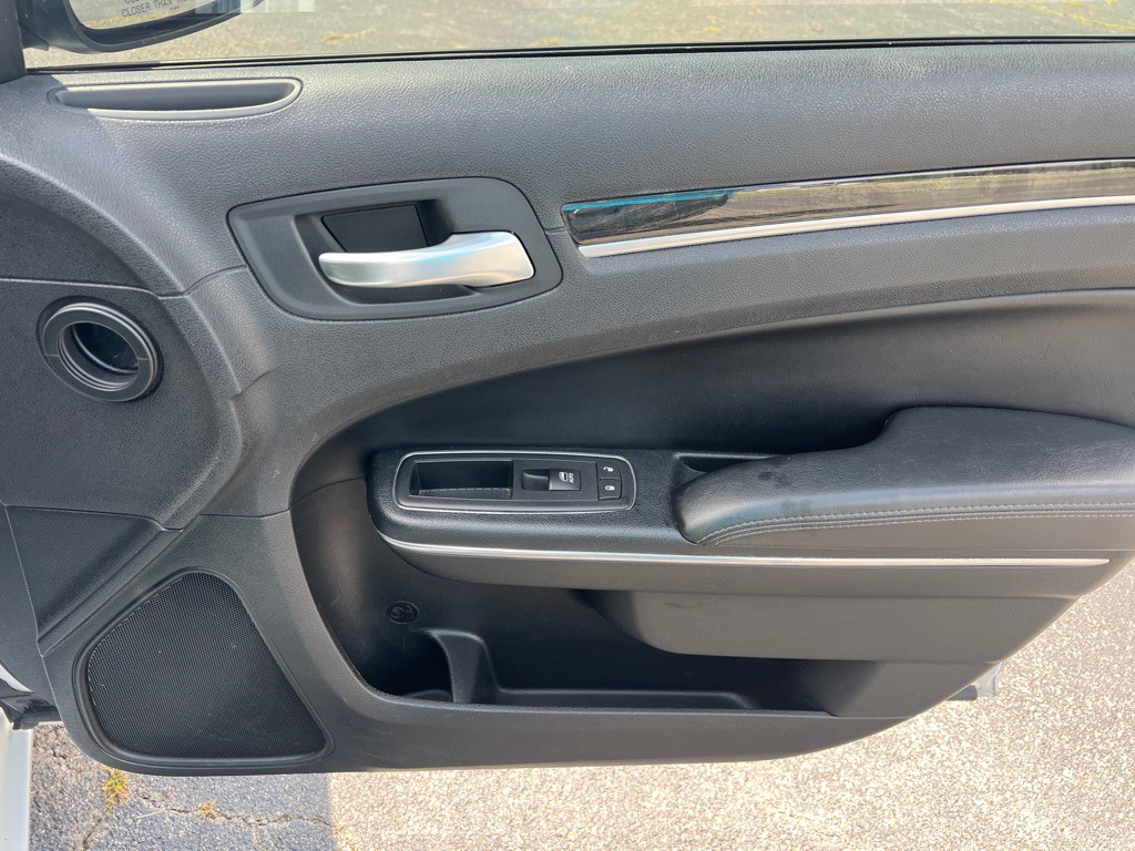 2016 Chrysler 300 Image 10