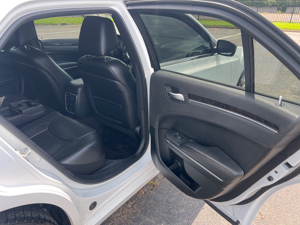 2016 Chrysler 300 Image 11